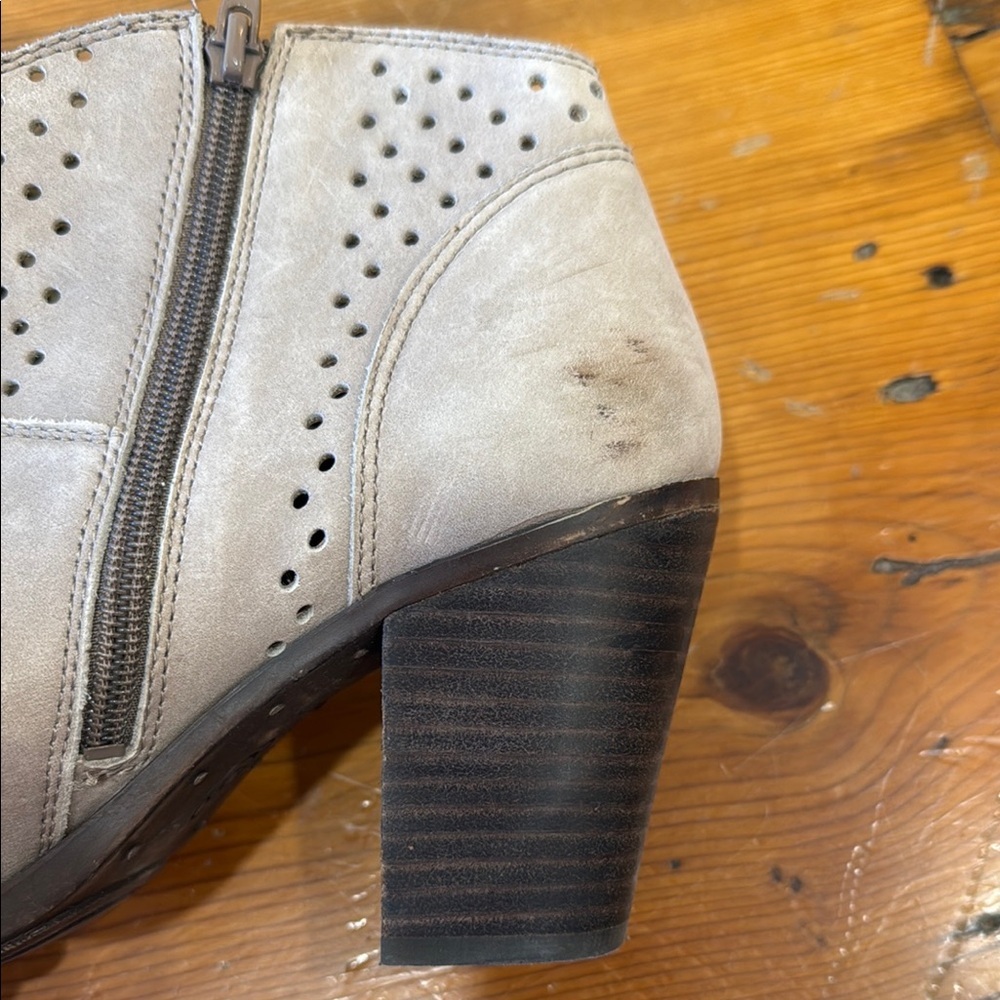 Lucky Brand Gray Tan Ankle Boots Cutout Design and Medium Stacked Heel Size 8.5 - Picture 9 of 10